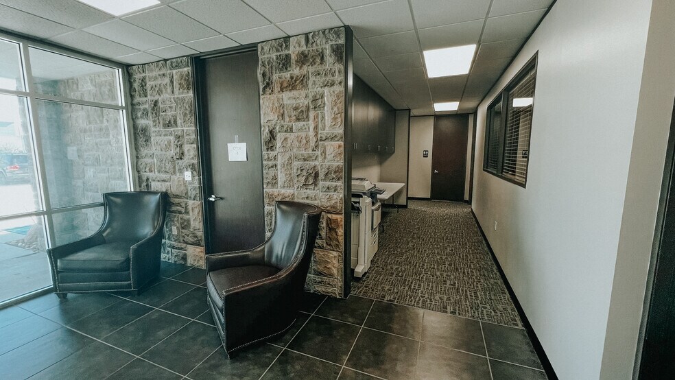 More Photos Of 8727 Fallbrook Dr, Houston Flex For Lease