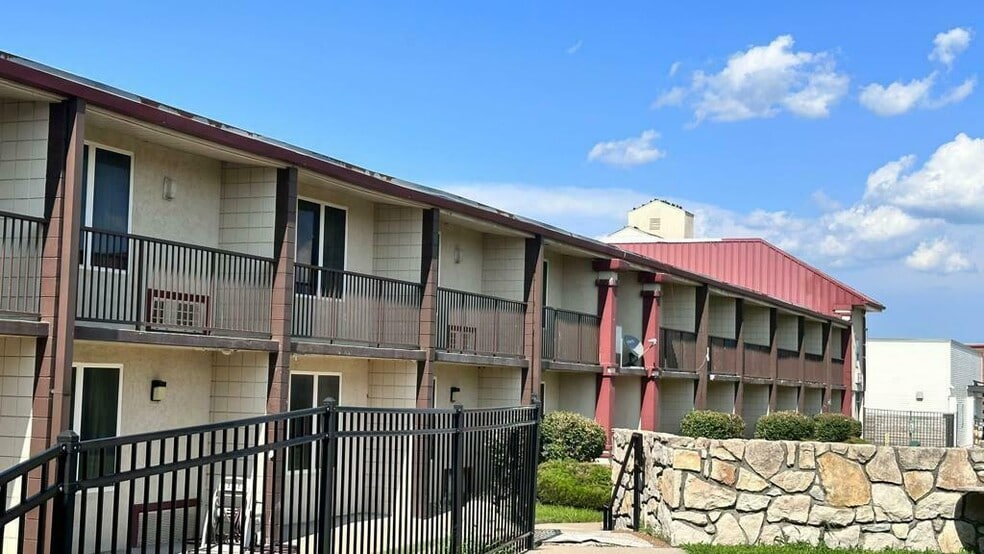 More Photos Of 4142 S Noland Rd, Independence Hotel For Sale