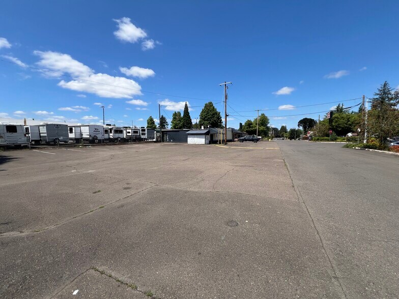 More Photos Of 1350 Pacific Blvd SE, Albany Freestanding For Sale