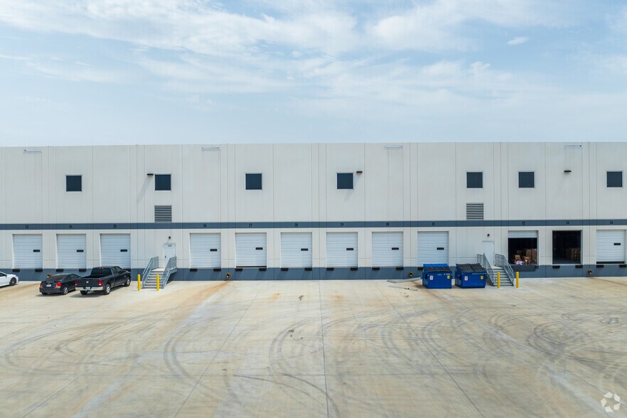 More Photos Of 2150 Chisholm Trail Rd, Round Rock Distribution For Lease