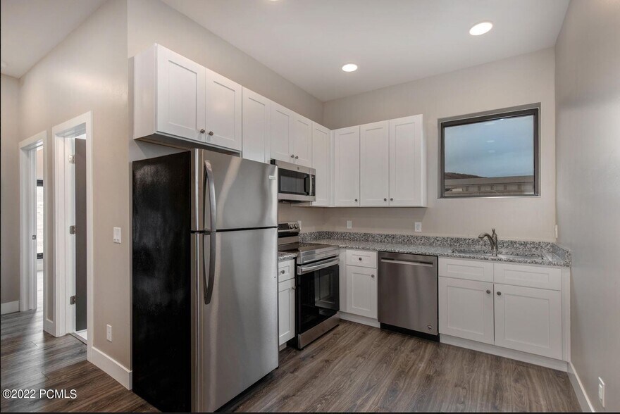More Photos Of 4554 Forestdale Dr, Park City Showroom For Sale