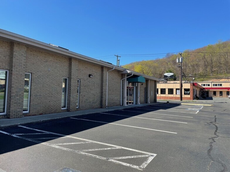 More Photos Of 194 Amity Rd, Woodbridge Bank For Lease