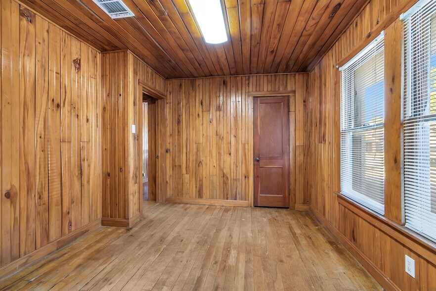 More Photos Of 207 W Montgomery St, Willis Office For Lease