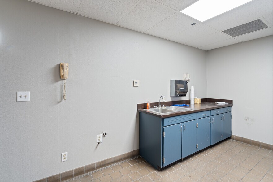 More Photos Of 400-402 W New Hope Rd, Rogers Manufacturing For Lease