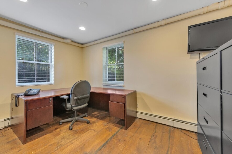 More Photos Of 1433 Old Northern Blvd, Roslyn Office For Lease