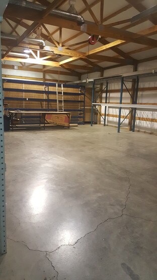 More Photos Of 4077 Highway 11 E, Bluff City Flex For Lease