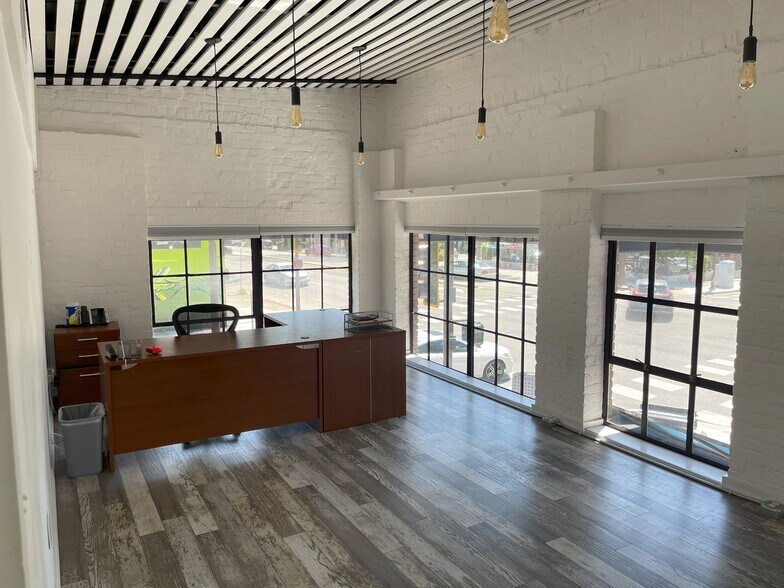 More Photos Of 2295 San Pablo Ave, Berkeley Showroom For Lease