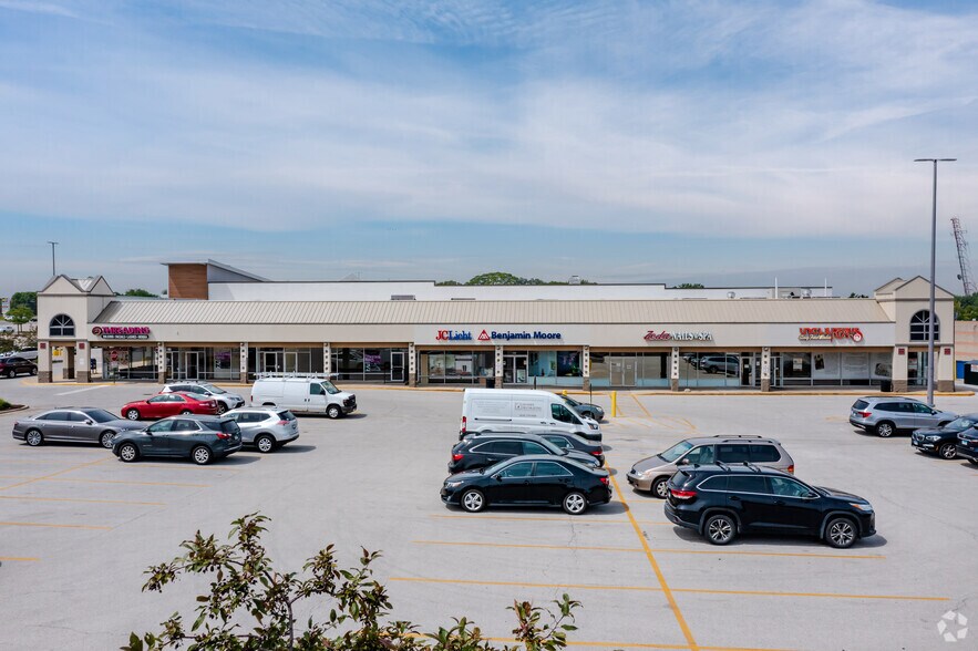 More Photos Of 257-363 N Weber Rd, Bolingbrook Unknown For Lease