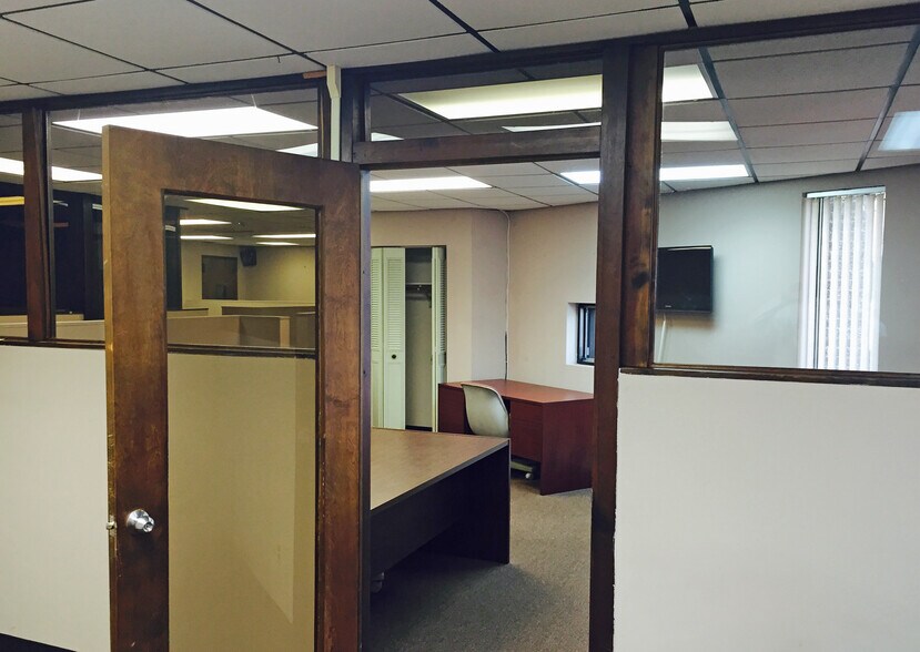 More Photos Of 48 W Jefryn Blvd, Deer Park Warehouse For Lease