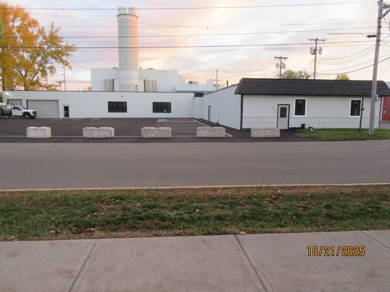 Primary Photo Of 3614 Burnet Ave, East Syracuse Showroom For Lease