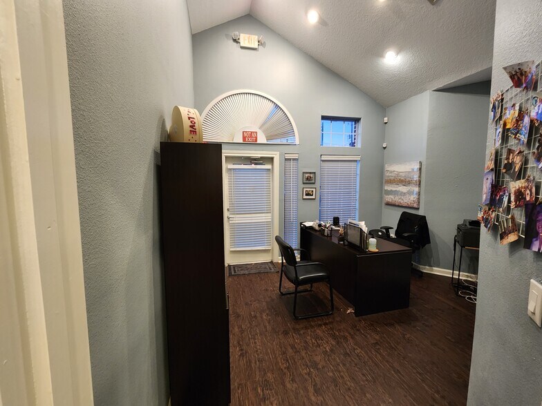 More Photos Of 225 E Edgewood Dr, Friendswood Hospital For Lease