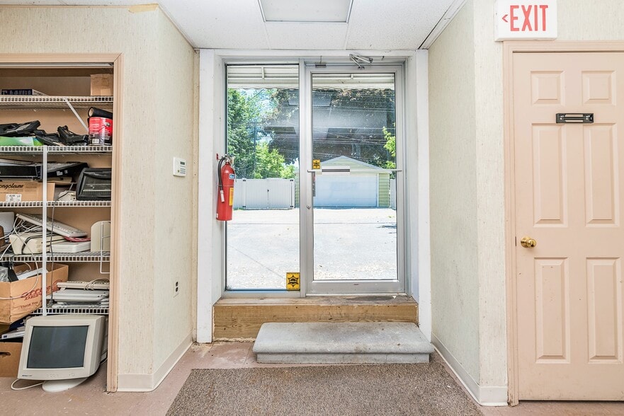 More Photos Of 18735 Ecorse Rd, Allen Park Office For Lease