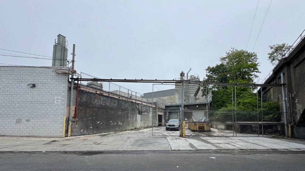More Photos Of 2544 Borough Pl, Woodside Warehouse For Lease