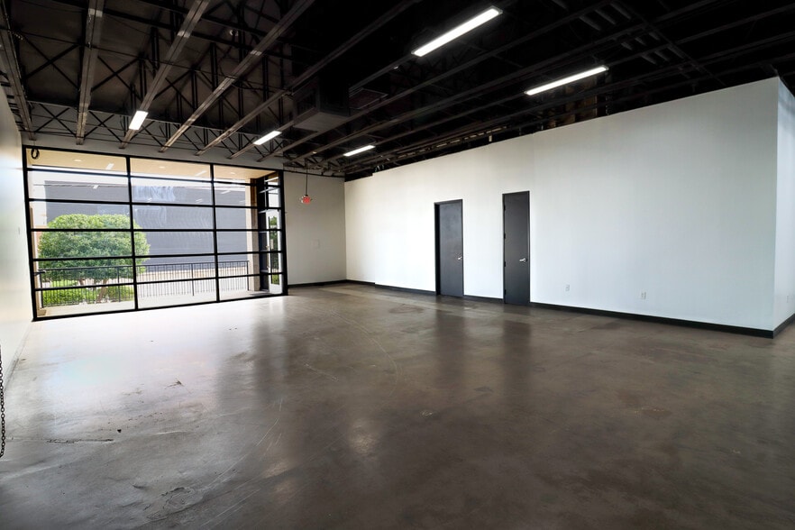 More Photos Of 183 Cole St, Dallas Showroom For Lease
