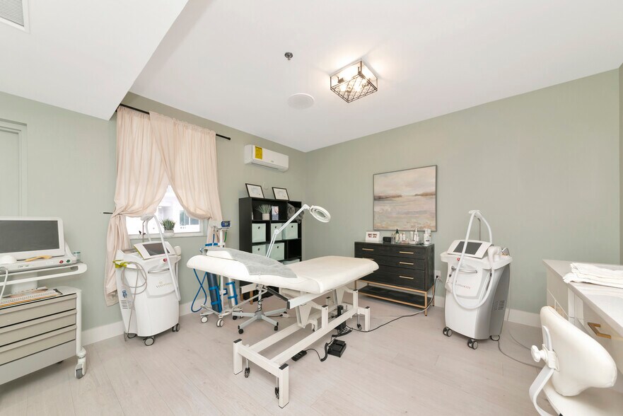 More Photos Of 1345 2nd St, Sarasota Office Residential For Sale