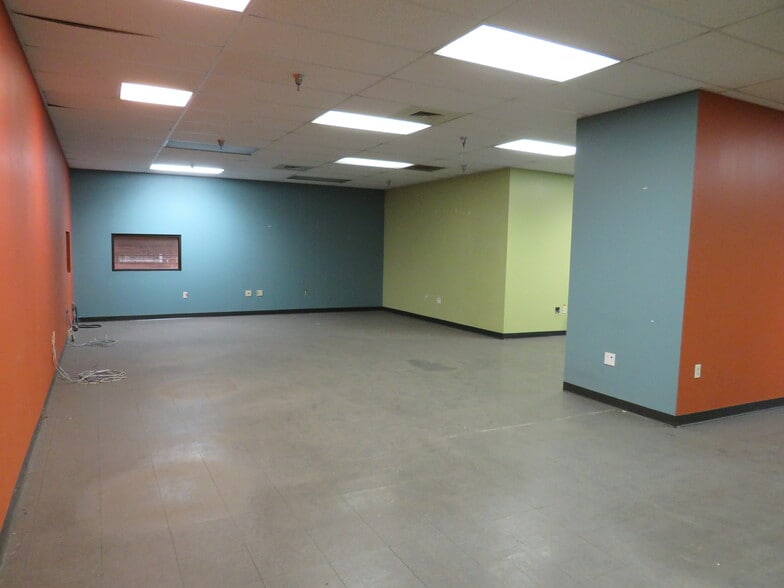 More Photos Of 186 Lincoln Ave, Grove City Warehouse For Lease