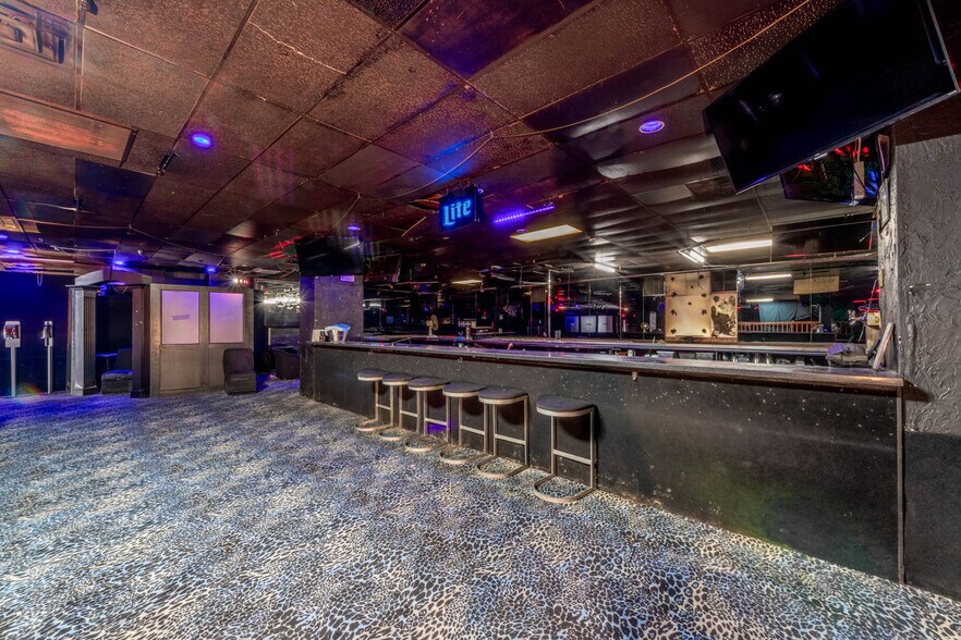 More Photos Of 60 Four Corners Ln, Centreville Bar For Sale