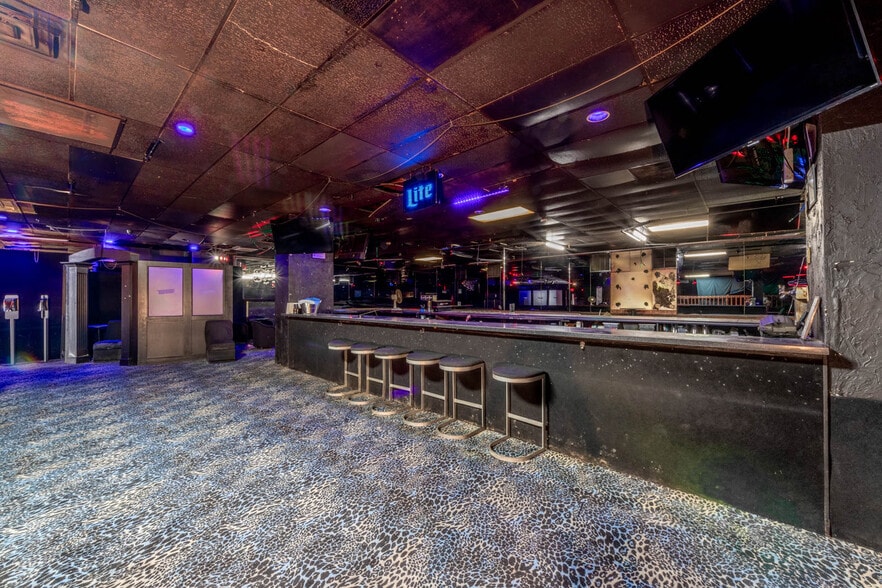 More Photos Of 60 Four Corners Ln, Centreville Bar For Sale