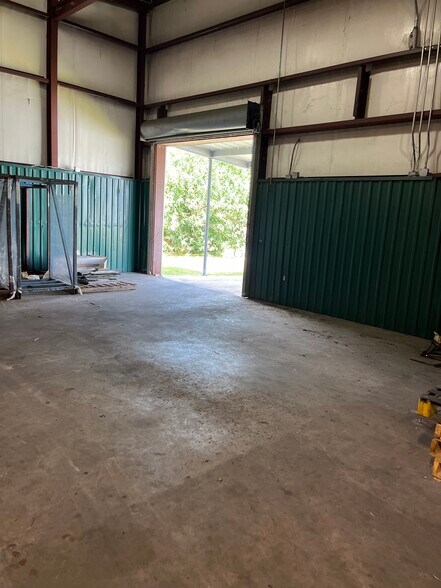 More Photos Of 107 E Austin St, Port Lavaca Distribution For Sale