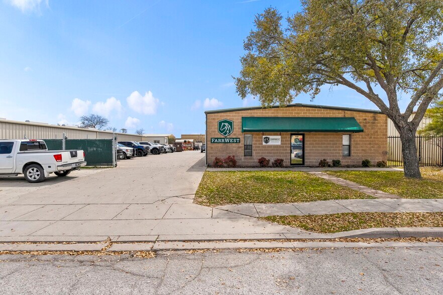More Photos Of 108 Commercial Pl, Schertz Warehouse For Sale