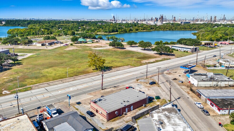 More Photos Of 1024 Decker Dr, Baytown General Retail For Sale