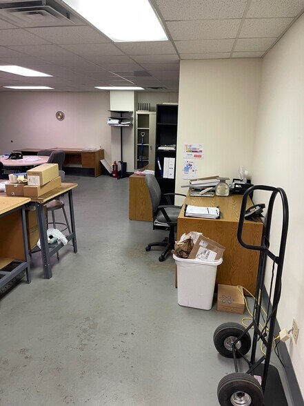 More Photos Of 1415 N Royal Ave, Evansville Flex For Lease