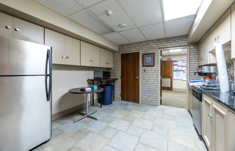 More Photos Of 208 E Houston St, Beeville Office For Sale