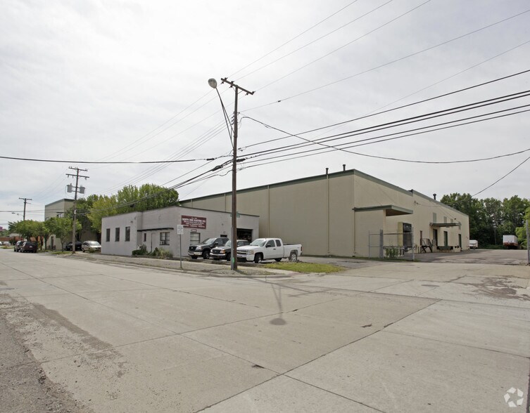 More Photos Of 2020 Bellaire Ave, Royal Oak Warehouse For Lease