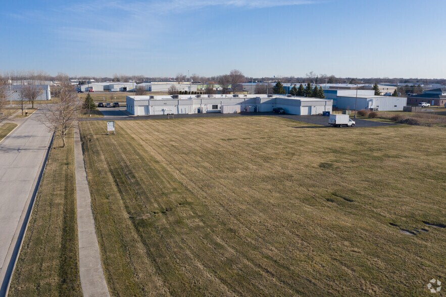 More Photos Of 13003 Flagship Dr, Perrysburg Storefront Retail Office For Lease
