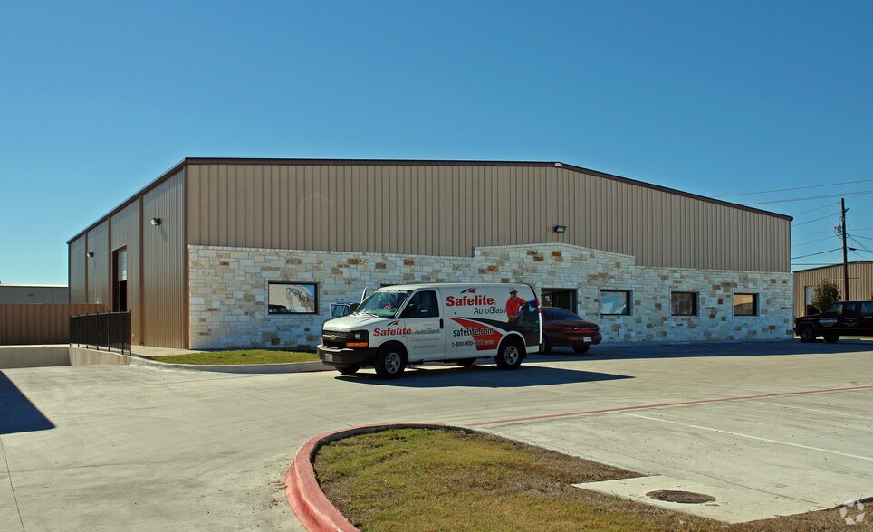 More Photos Of 2201 Patterson Industrial Dr, Pflugerville Warehouse For Lease