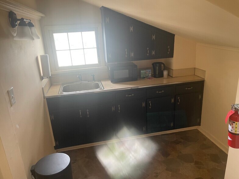 More Photos Of 5905 Slater St, Merriam Office For Lease