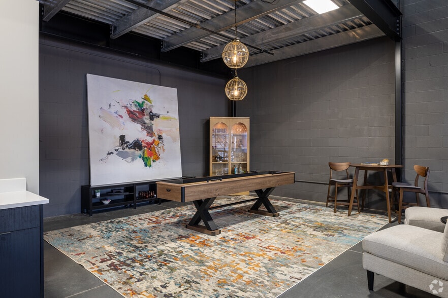 More Photos Of 5705-5725 Stables Way, Alpharetta Showroom For Lease