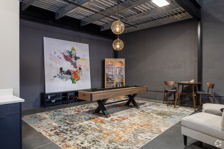 More Photos Of 5705-5765 Stables Way, Alpharetta Showroom For Lease