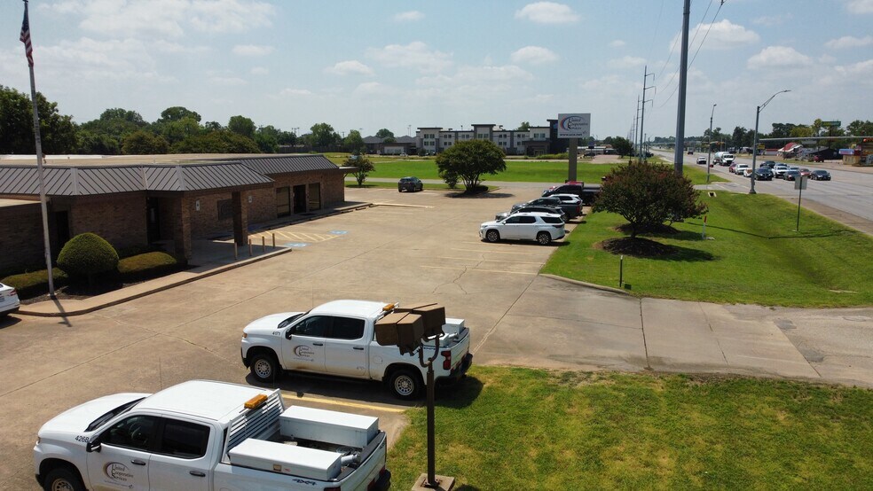 More Photos Of 449 S Broadway St, Joshua Bank For Sale