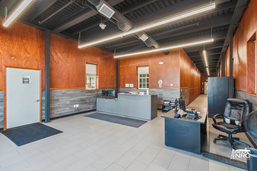 More Photos Of 2626 W Pioneer Pky, Grand Prairie Truck Terminal For Lease