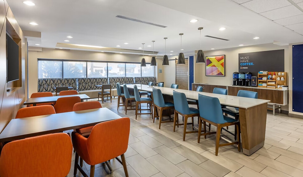 More Photos Of 13330 Cicero Ave, Crestwood Hotel For Sale