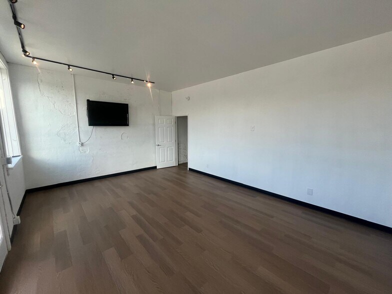 More Photos Of 47 S Ingold Ave, Garland General Retail For Sale