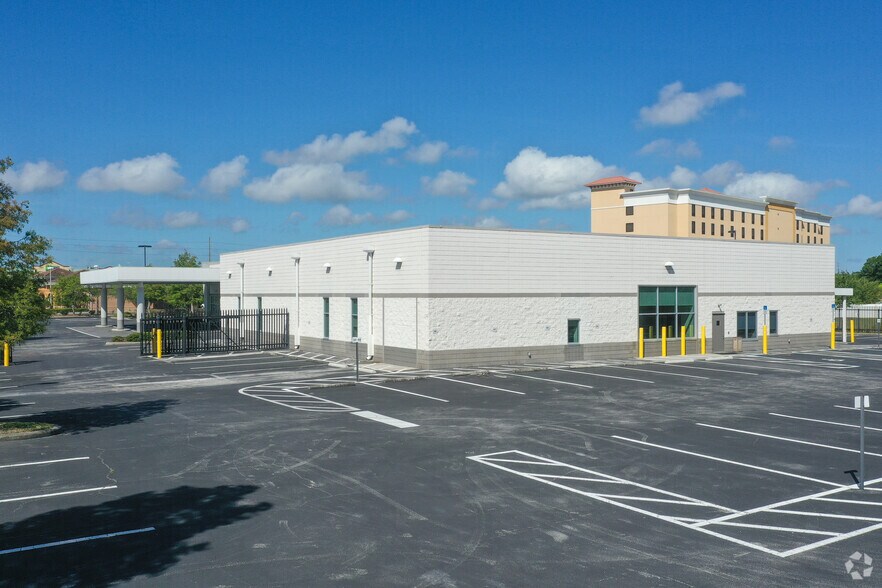 More Photos Of 4021 Tampa Rd, Oldsmar Showroom For Sale