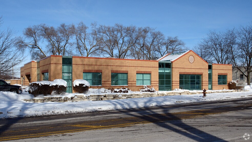 More Photos Of 661-671 E Calhoun St, Woodstock Office For Sale