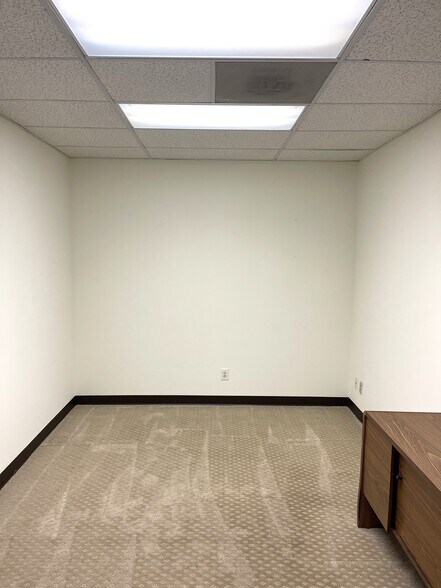 More Photos Of 18500-18540 Office Park Dr, Gaithersburg Office For Sale