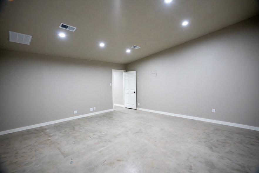 More Photos Of 158 Meyers Dr, Sherman Office For Lease