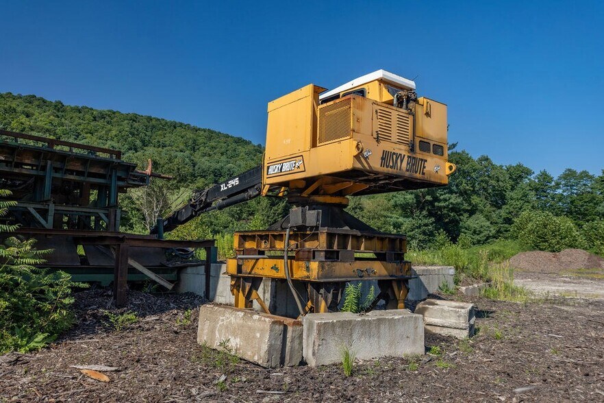 More Photos Of 398 Main St, Roulette Warehouse For Sale