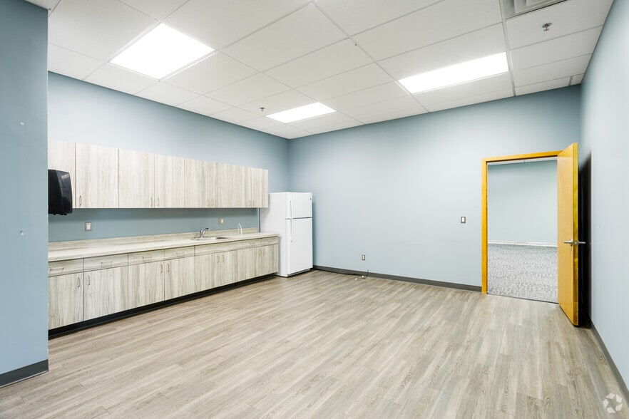 More Photos Of 31572 Industrial Rd, Livonia Unknown For Lease