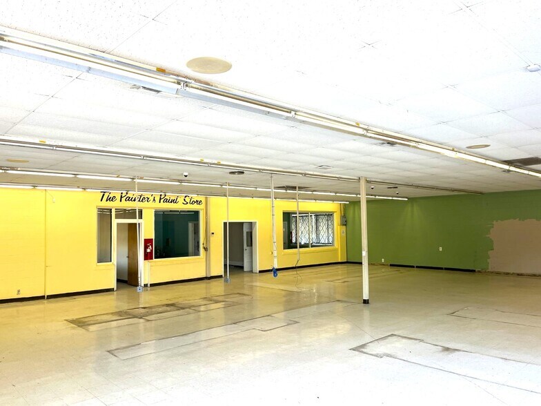 More Photos Of 805 W Avenue N, San Angelo Flex For Lease