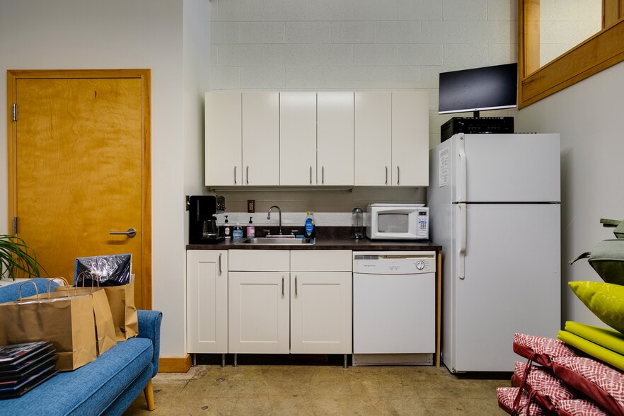 More Photos Of 3310 W Clay St, Richmond Showroom For Lease