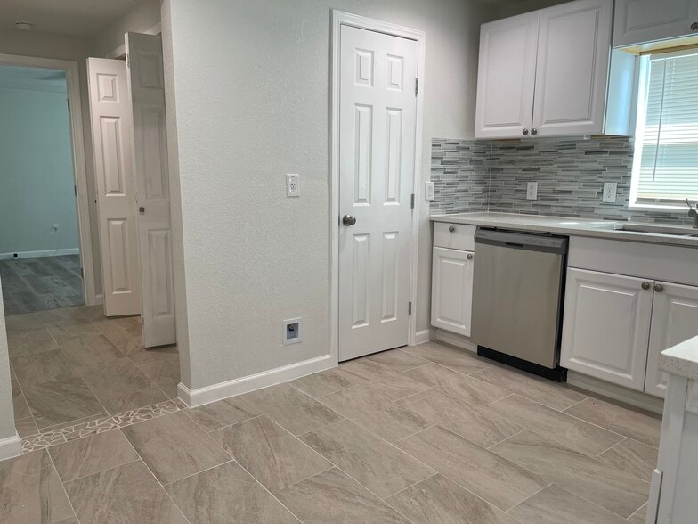 More Photos Of 629 S Gevers St, San Antonio Office For Sale