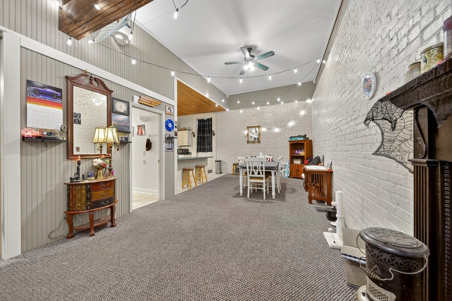 More Photos Of 109 7th Ave E, Springfield Flex For Sale