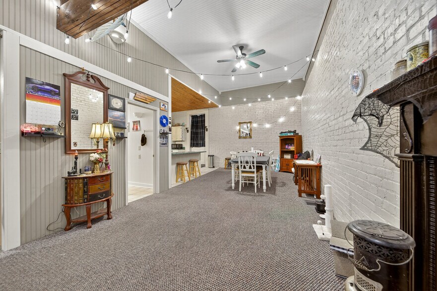 More Photos Of 109 7th Ave E, Springfield Flex For Sale