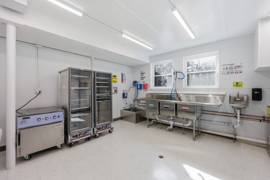 More Photos Of 43 Naubuc Ave, Glastonbury Flex For Sale