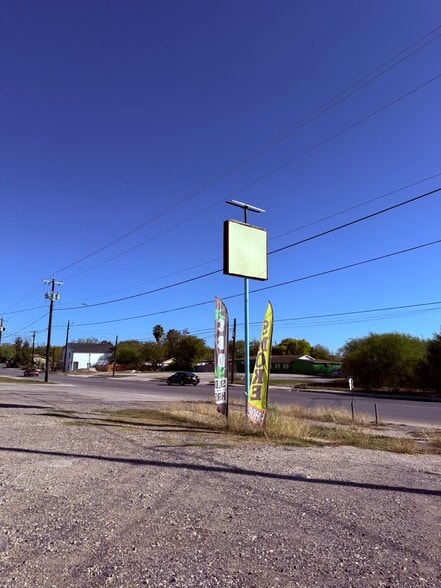 More Photos Of 1447 W Hutchins Pl, San Antonio Storefront For Sale